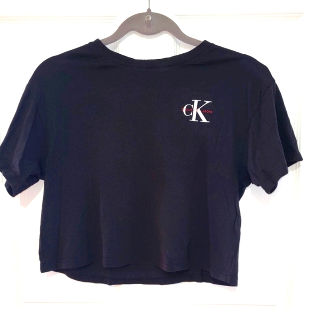 (XS)🎀CK Calvin Klein Jeans🎀Black Crop Tee👚 Ptp 17 × L 17.5"